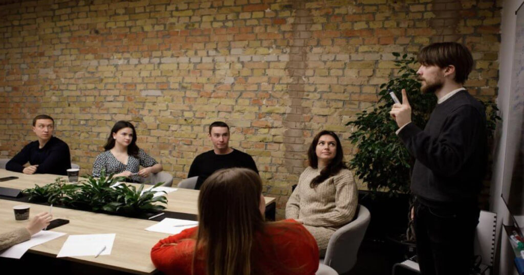 Розмовні клуби: які переваги у вивченні англійської? Поради від експертів