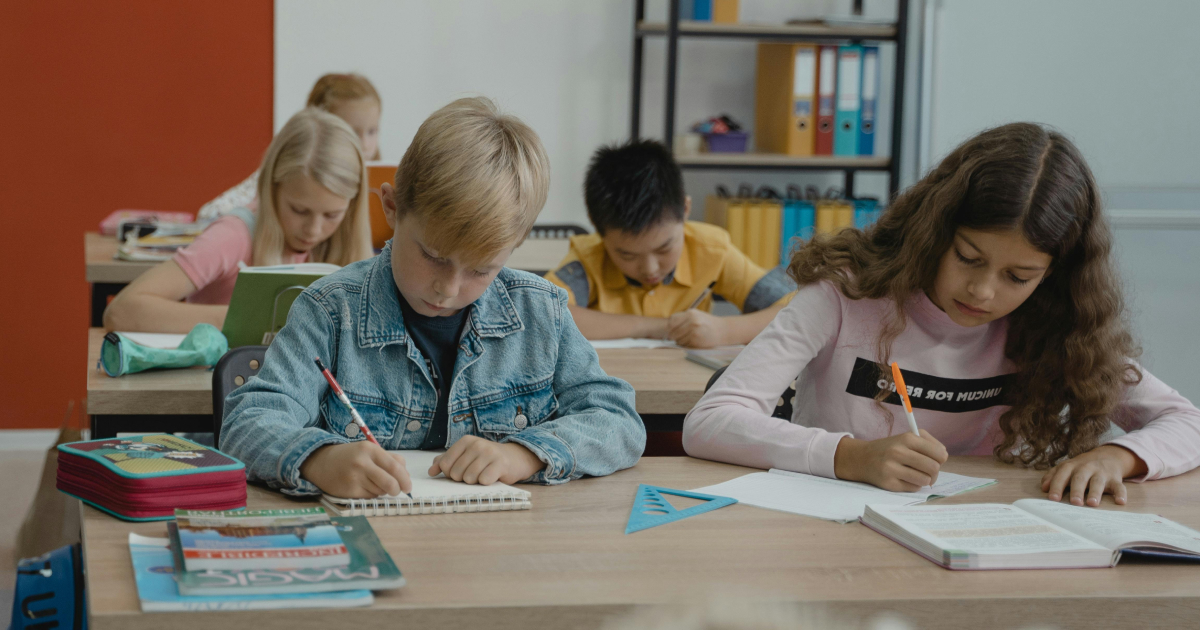 Школьные предметы на английском языке 🎒 учим названия с переводом и транскрипцией